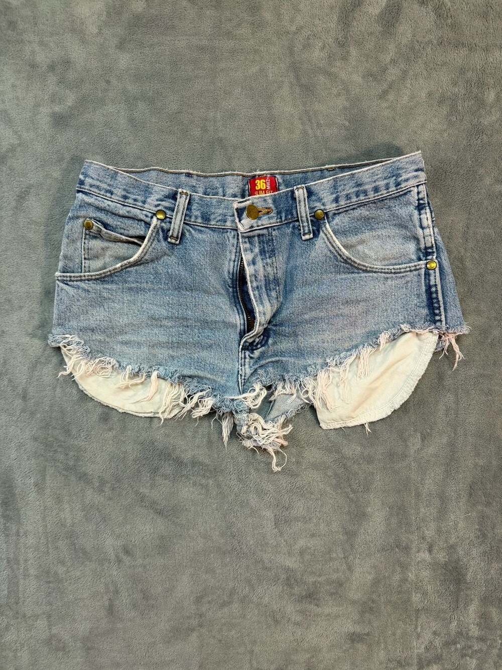 Daisy duke Wrangler 36MWZSW Slim Fit Distressed Frayed Denim Cut-Off Shorts